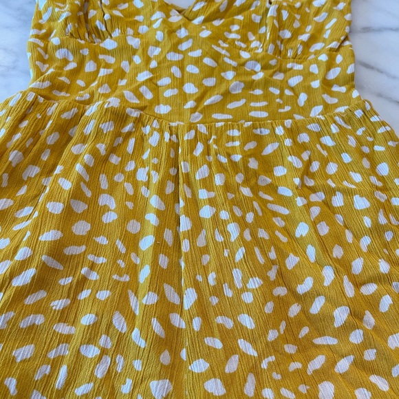 EUC (xs) Lulu’s Yellow Polkadot Romper - Picture 5 of 5